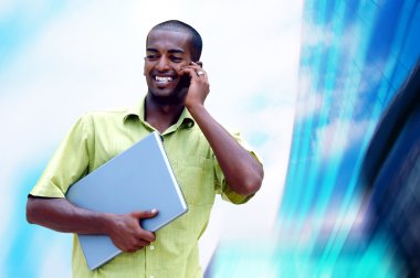 küçük mutlu bir adam ya da öğrenci dizüstü bilgisayar ve telefon iş