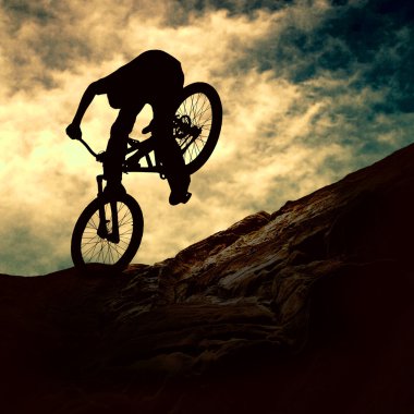 bir adam muontain-bisiklet, gün batımı silüeti
