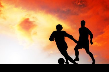 futbolcular üzerinde gökyüzü günbatımı Silhouettes