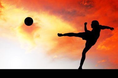 futbolcular üzerinde gökyüzü günbatımı Silhouettes