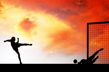 futbolcular üzerinde gökyüzü günbatımı Silhouettes