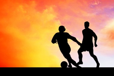futbolcular üzerinde gökyüzü günbatımı Silhouettes