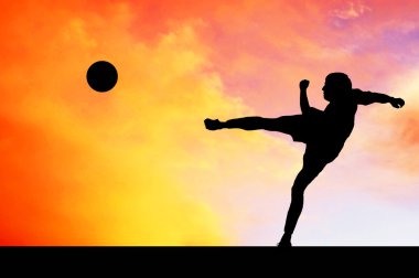 futbolcular üzerinde gökyüzü günbatımı Silhouettes