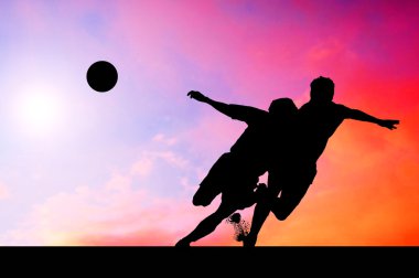 futbolcular üzerinde gökyüzü günbatımı Silhouettes