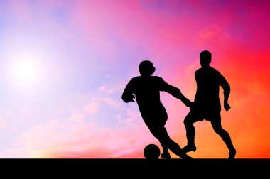 futbolcular üzerinde gökyüzü günbatımı Silhouettes