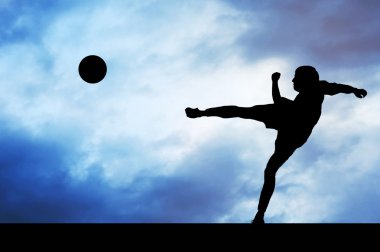 futbolcular üzerinde gökyüzü günbatımı Silhouettes