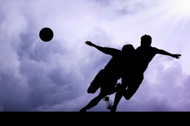 futbolcular üzerinde gökyüzü günbatımı Silhouettes