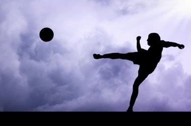 futbolcular üzerinde gökyüzü günbatımı Silhouettes