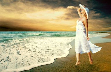 güneşli tropik kumsalda beyaz genç güzel kadın