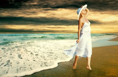 güneşli tropik kumsalda beyaz genç güzel kadın