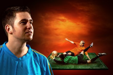 sahada futbol oyuncu ve ateş topu