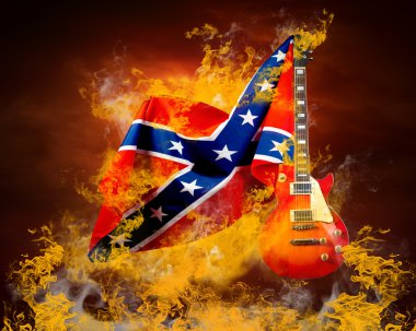 Yangın alevleri etrafında Rock bayrağı