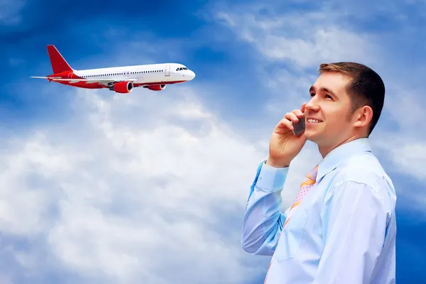 空港での携帯電話上のビジネスマン — ストック写真
