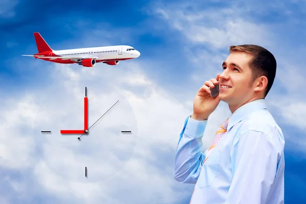 Affärsman i telefon på en flygplats — Stockfoto