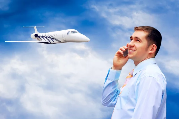 Empresário ao telefone num aeroporto — Fotografia de Stock