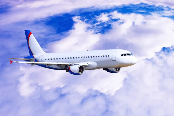 Avião voando no céu com nuvens — Fotografia de Stock