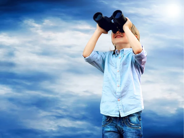Young boy watch in the field-glass, outdoors. — Stock Photo, Image