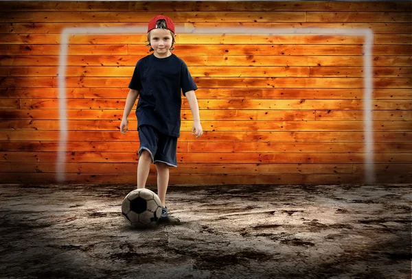 Fotballspiller og grungeball i bakgrunnen. – stockfoto
