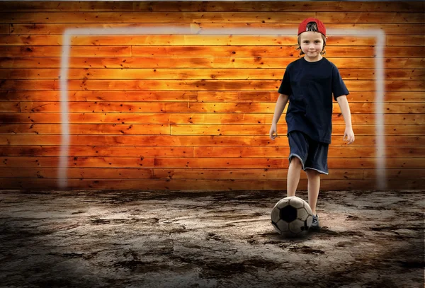 Piłka nożna zawodnik a nieczysty piłka na tle nieczysty retro — Zdjęcie stockowe