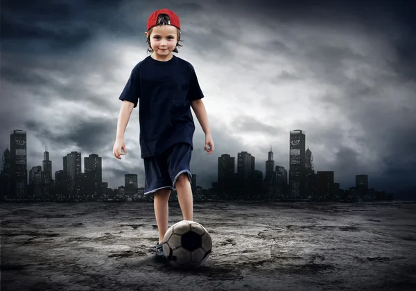 Piłka nożna zawodnik a nieczysty piłka na tle nieczysty retro — Zdjęcie stockowe