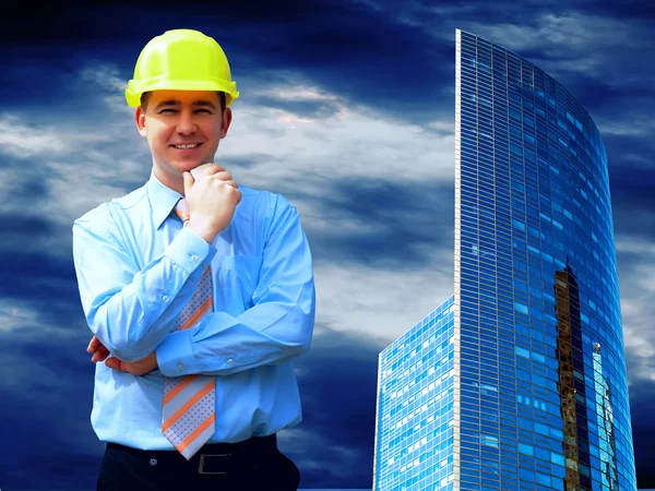 Бизнесмен на фоне современной бизнес-архитектуры — стоковое фото