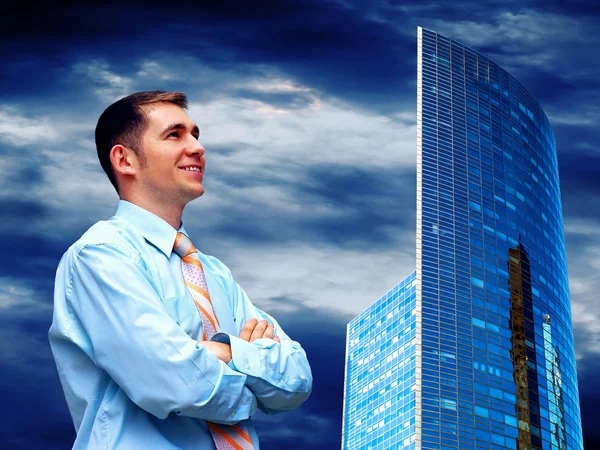 Geschäftsmann auf dem Hintergrund moderner Unternehmensarchitektur — Stockfoto
