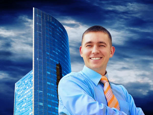 Бизнесмен на фоне современной бизнес-архитектуры — стоковое фото