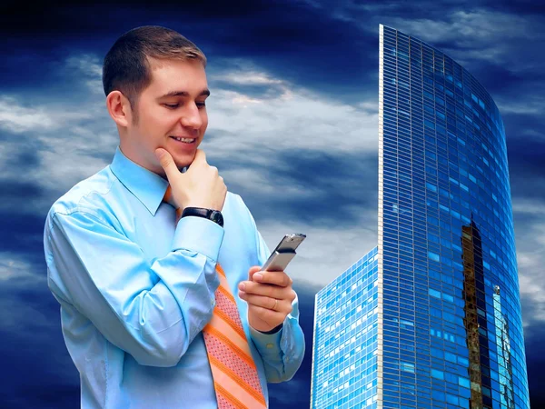 Geschäftsmann auf dem Hintergrund moderner Unternehmensarchitektur — Stockfoto