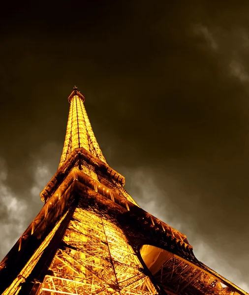 Paříž - 22. června: osvětlené Eiffelova věž na noční obloze Červen 22, — Stock fotografie