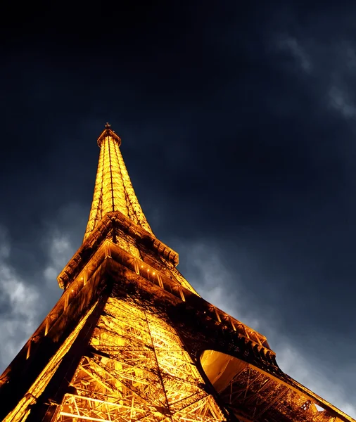 Parijs - 22 juni: verlichte Eiffeltoren op nachtelijke hemel 22 juni, — Stockfoto