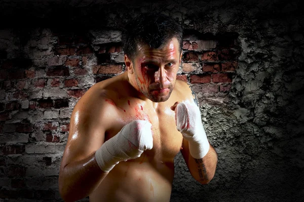 Agresywne bokser z krwi na twarzy — Zdjęcie stockowe