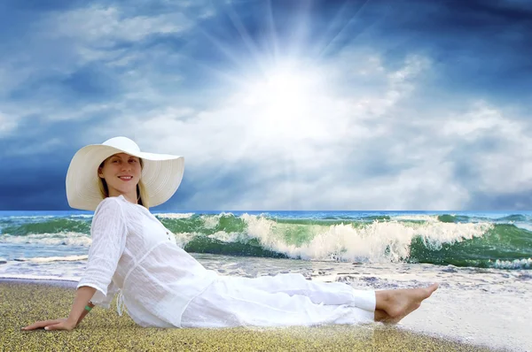해변에서 백인 젊은 아름 다운 여자 — 스톡 사진