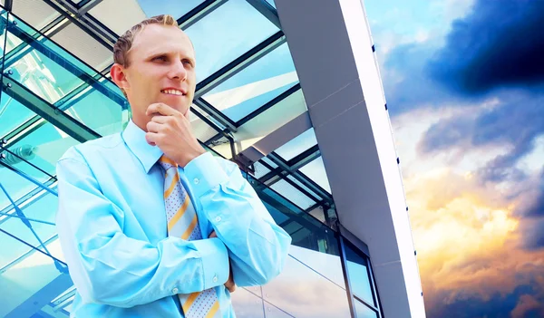 Счастье бизнесмен на фоне бизнес-архитектуры — стоковое фото