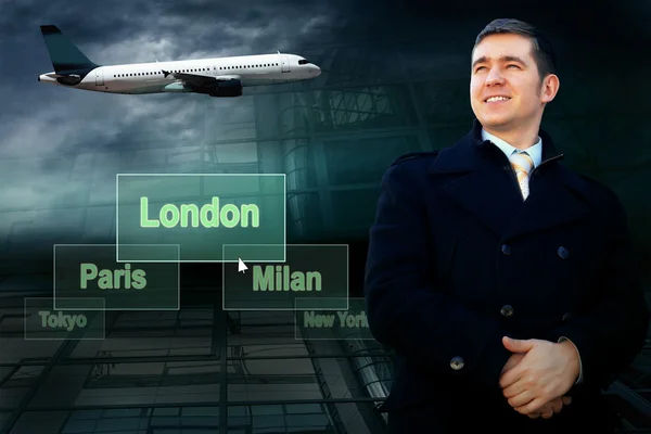 Uomo d'affari e aeroporti città sul pulsante e aereo — Foto Stock