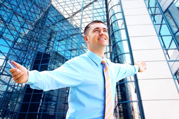 Felicidade Empresário em pé no fundo do negócio — Fotografia de Stock