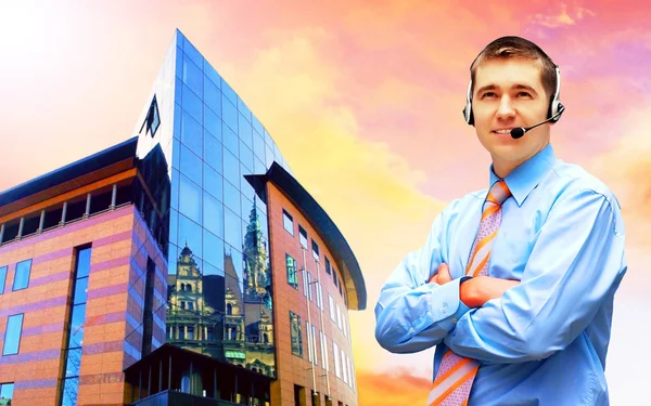 Geluk zakenman in headphoness op de zakelijke architectur — Stockfoto