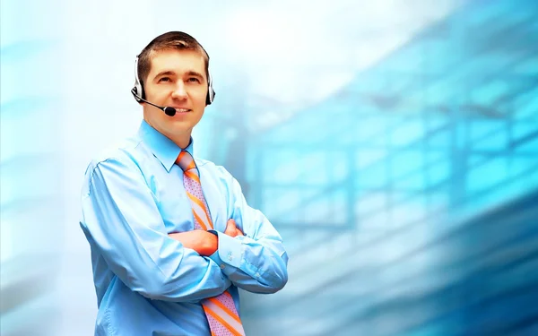 Lycka affärsman i headphoness på business arkite — Stockfoto