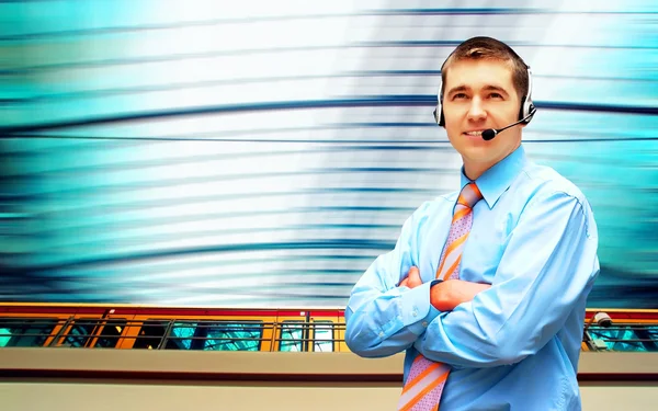Счастье бизнесмена в хедфонессе на бизнес-архитектуре — стоковое фото