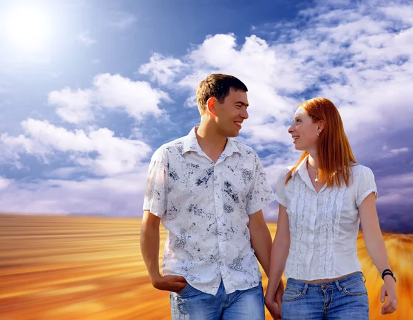 Young love couple smiling under blue sky — Stock Photo, Image