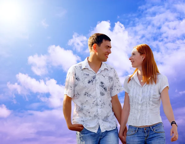 Giovane amore Coppia sorridente sotto il cielo blu — Foto Stock