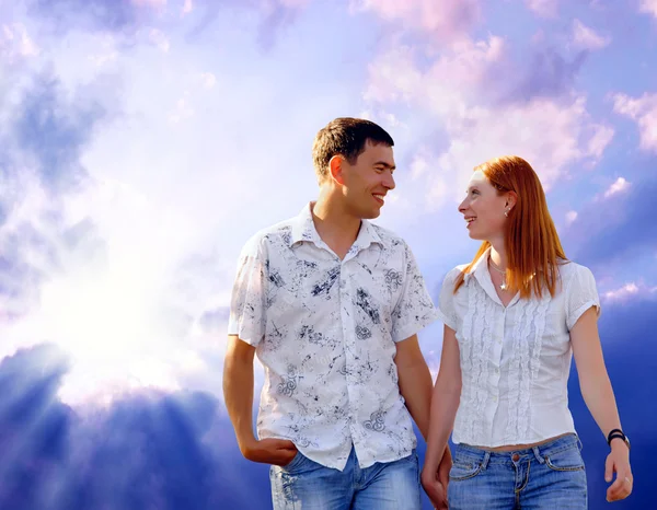 Giovane amore Coppia sorridente sotto il cielo blu — Foto Stock