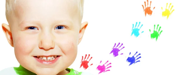 Lycka unga leenden pojke och färg händer — Stockfoto