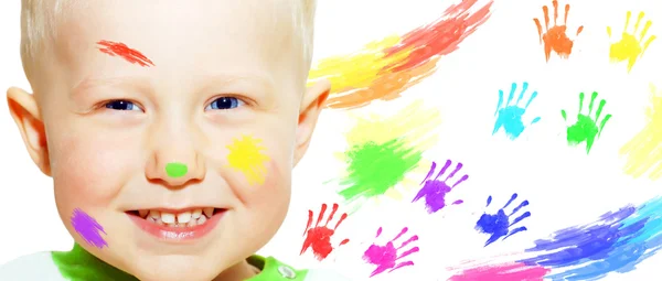 Счастье юные улыбки мальчика и цветные руки — стоковое фото