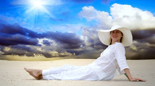 Mujeres hermosas jóvenes en blanco, relajación en el desierto soleado —  Fotos de Stock