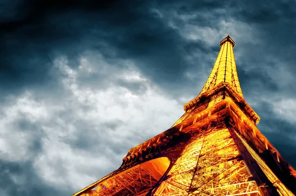 Paryż - 22 czerwca: oświetlony wieży Eiffla na nocnym niebie 22 czerwca, — Zdjęcie stockowe