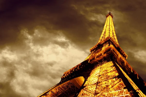 Parijs - 22 juni: verlichte Eiffeltoren op nachtelijke hemel 22 juni, — Stockfoto