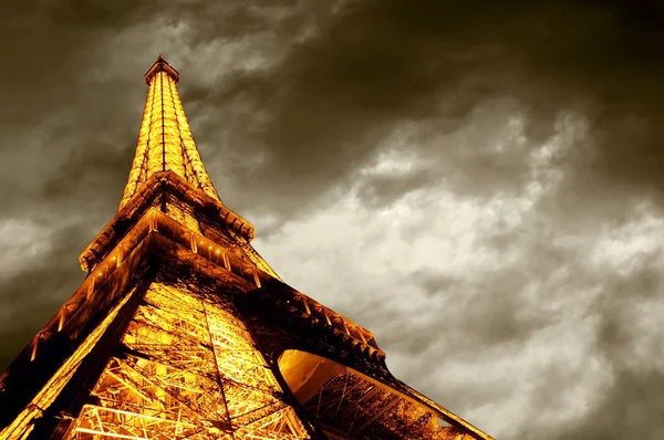 ПАРИЖ - 22 июня: Иллюминированная Эйфелева башня на ночном небе 22 июня , — стоковое фото