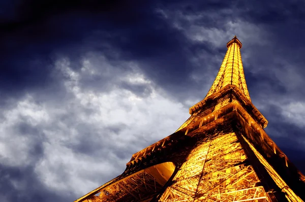 巴黎 — — 6 月 22 日： 在 6 月 22 日的夜空照亮的埃菲尔铁塔, — 图库照片