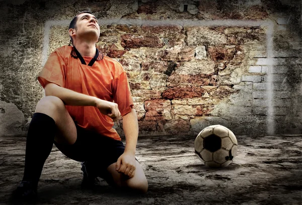 Футболист и гранж-бол на фоне ретро-гранжа — стоковое фото