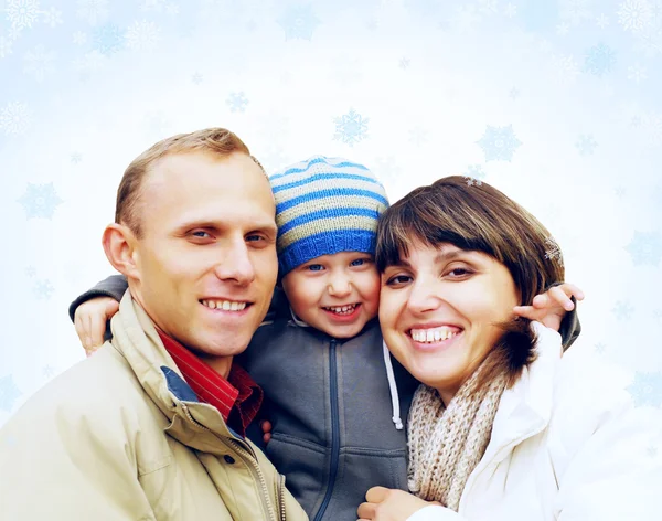 Lykkelig familieportrett utendørs smilende. Vinter – stockfoto